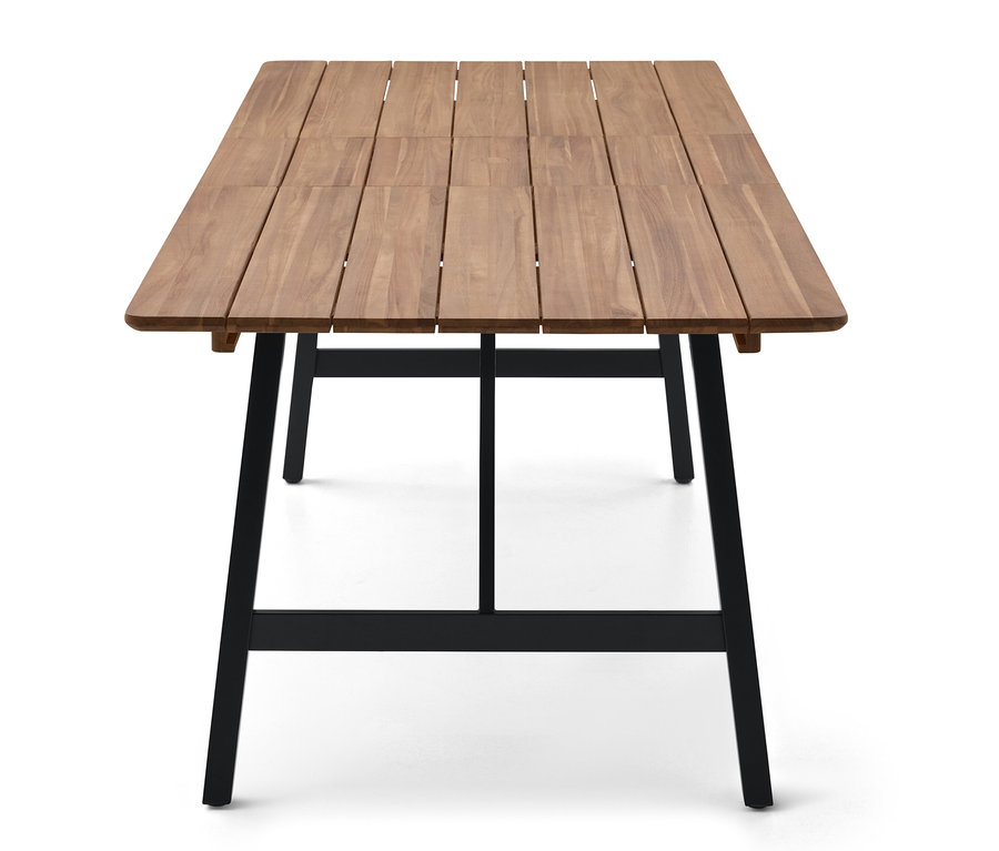 Nahaufnahme eines rechteckigen Holztisches mit schwarzen Metallbeinen auf einem weißen Hintergrund.