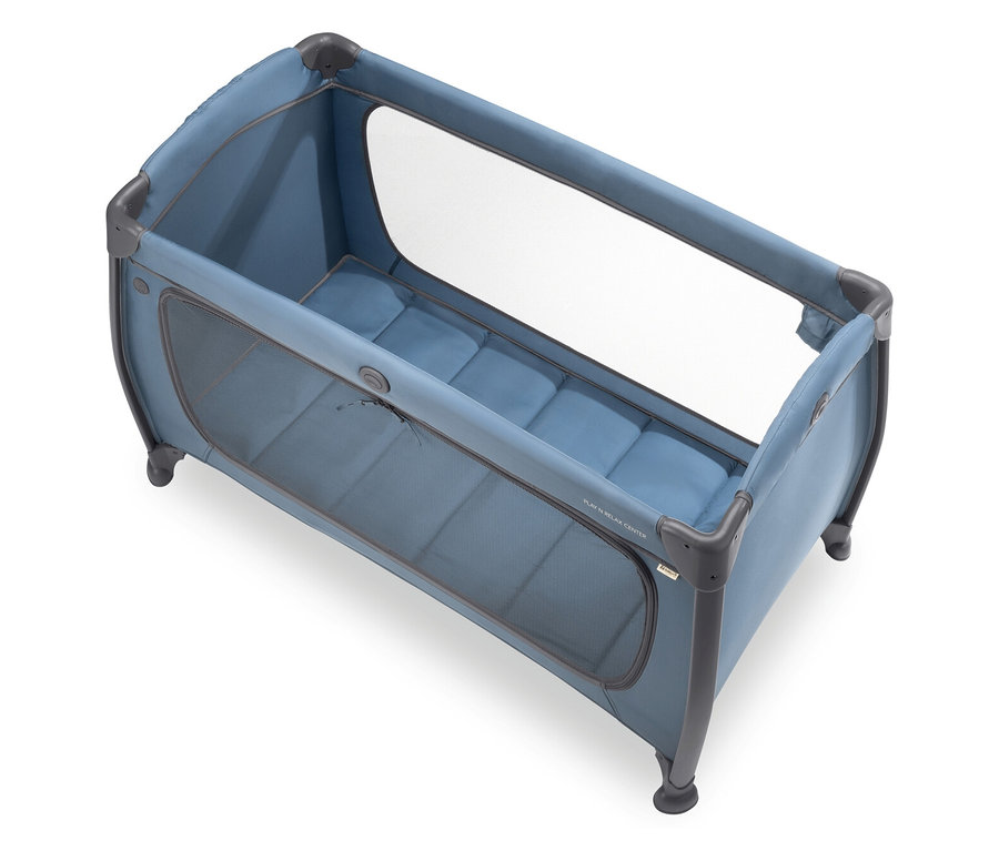 Draufsicht auf ein blaues Reisebett mit Netzseitenwänden und einer gepolsterten Matratze.