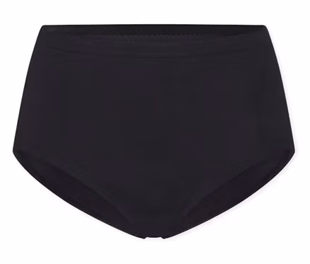 Schwarzer SCHIESSER Invisible Slip Maxi, flach auf weißem Hintergrund liegend.