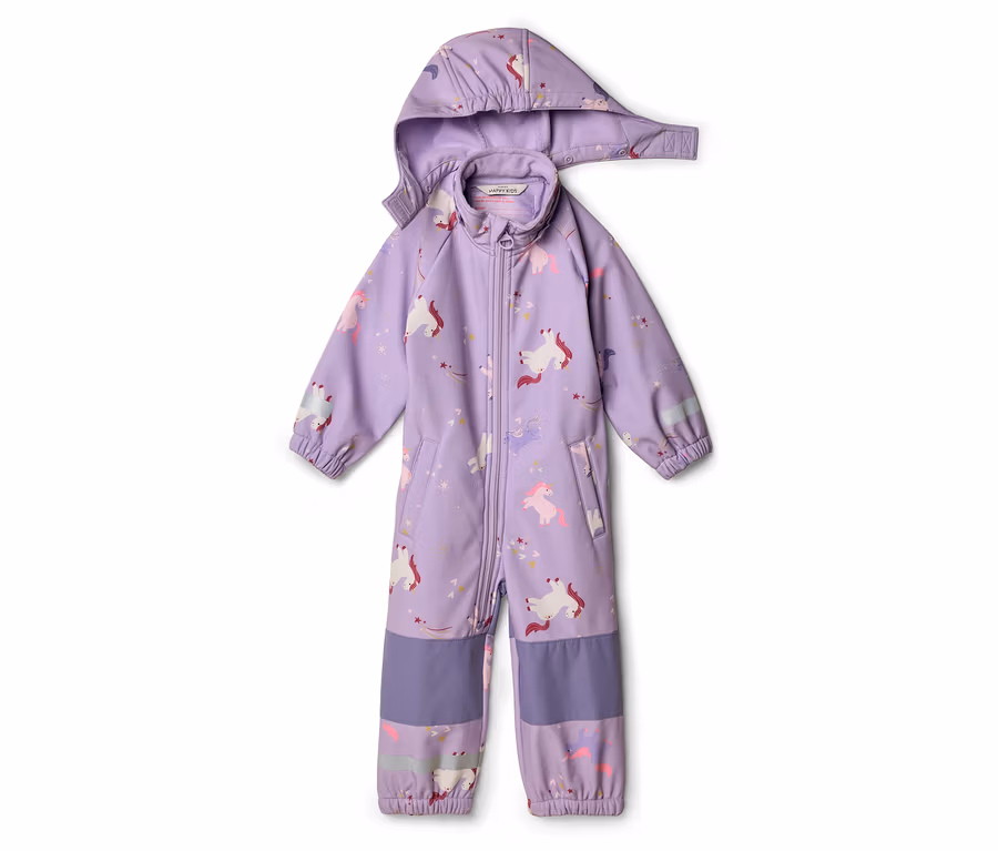Lila Kinder-Overall mit Kapuze und Einhorn-Muster liegt auf weißem Grund.