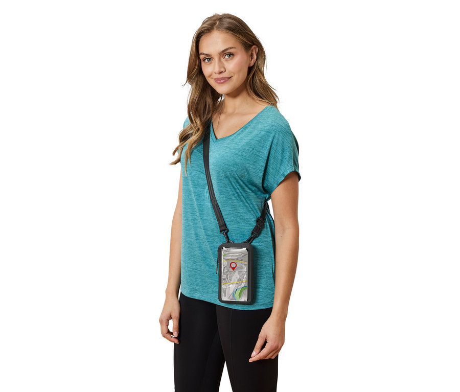 Frau trägt ein transparentes Kartenetui mit einem schwarzen Trageband um den Hals, dazu ein blaues T-Shirt und schwarze Hosen.