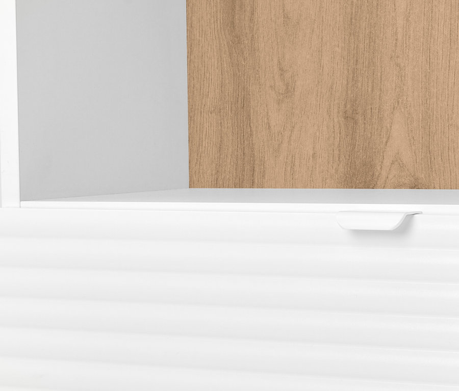Detailansicht eines weißen Schranks mit Schublade und Holzregal.