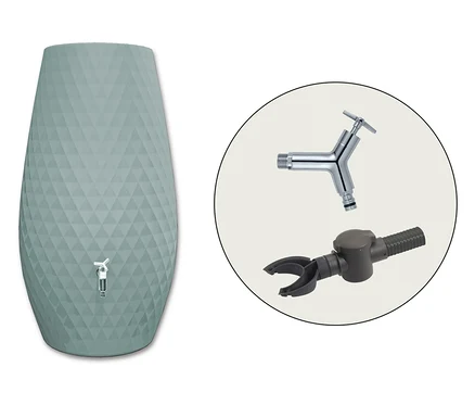 GARANTIA Triagon 2-in-1-Regenspeicher-Set, 230 l, Agave ist links neben einem Wasserhahn und einem grauen Verbindungsstück abgebildet.