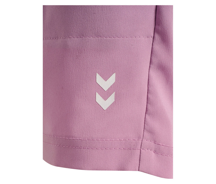 Nahaufnahme der Seite einer rosafarbenen Shorts mit zwei weißen Winkeln.