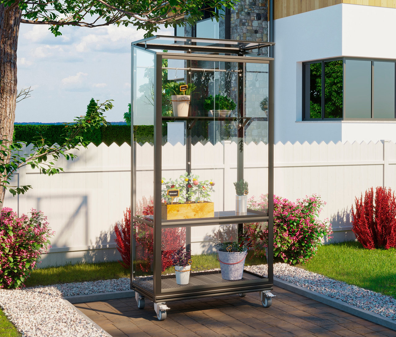 Schwarzes Vitavia Balkongewächshaus mit Rollfundament steht auf einer Terrasse mit Pflanzen auf den Regalen.