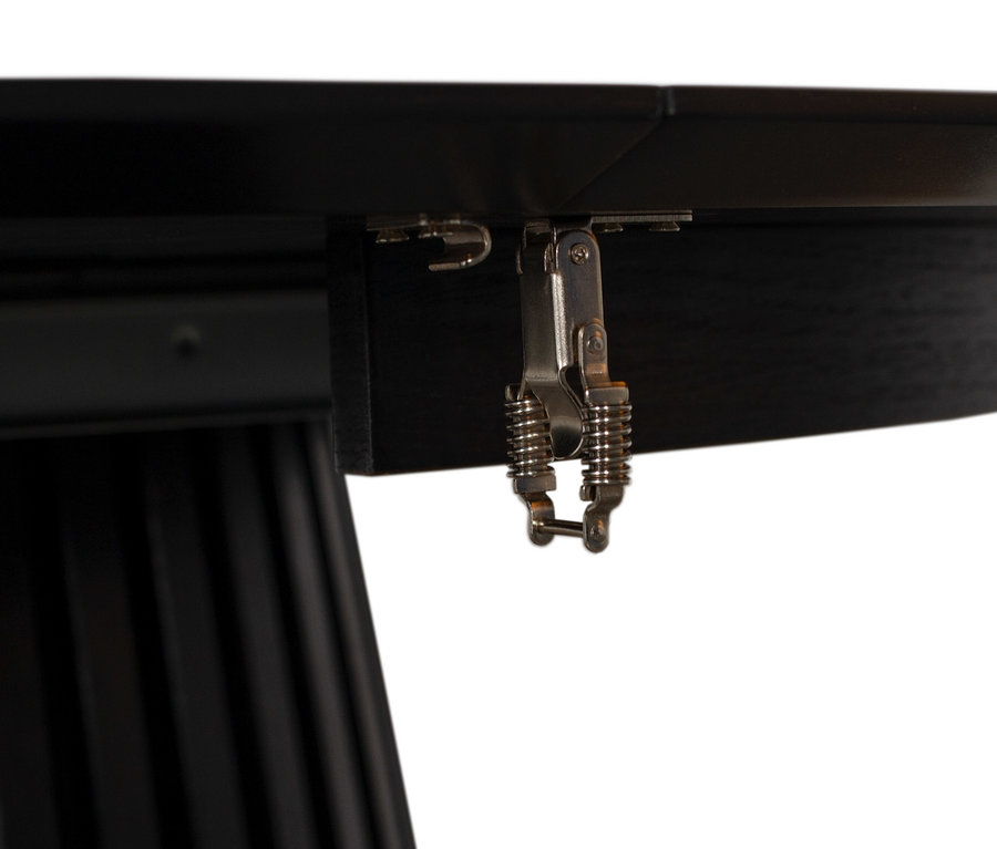 Detail einer schwarzen deVries Diningtisch »Oria« Tischplatte mit ovaler Form und einem Metallmechanismus.