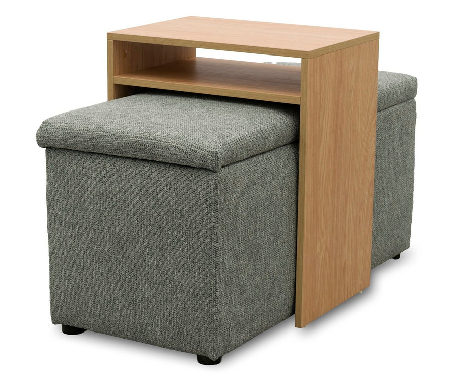 Zwei graue gepolsterte Aufbewahrungshocker mit einem hellen C-förmigen Beistelltisch aus Holz, der über einem Hocker platziert ist und zwei Ablagen hat.