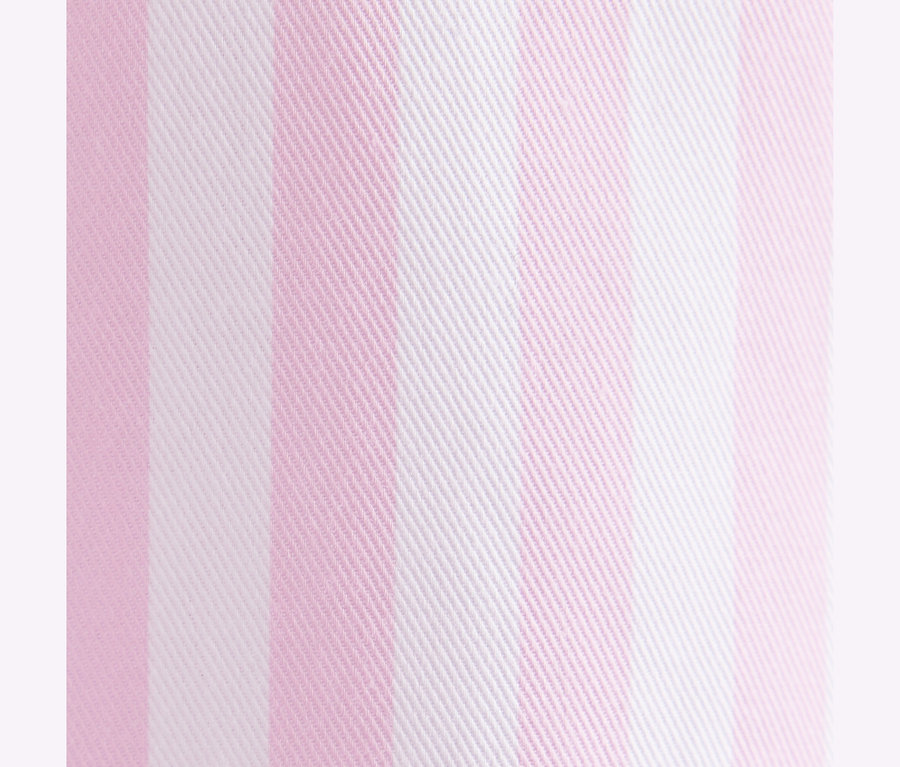 Nahaufnahme des gestreiften Stoffs der Seidensticker Oversize Hemdbluse in Rosé, mit vertikalen rosa und weißen Streifen.