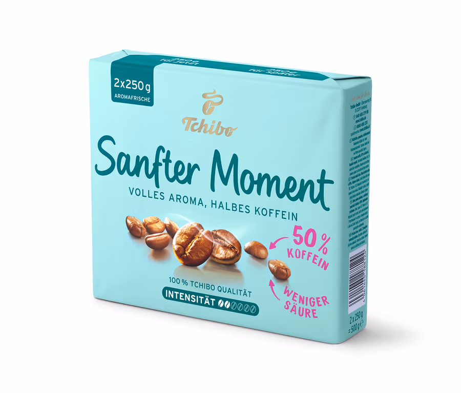 Eine Packung Tchibo Sanfter Moment gemahlener Kaffee mit der Aufschrift "VOLLES AROMA, HALBES KOFFEIN" und einer Abbildung von Kaffeebohnen.