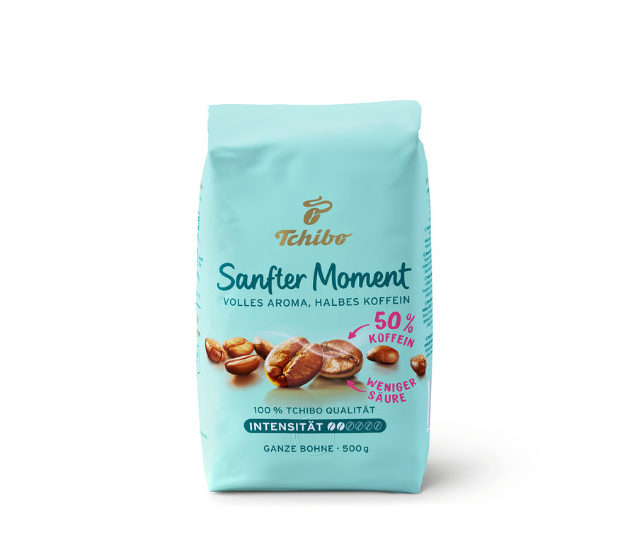 Hellblaue Kaffeepackung Tchibo Sanfter Moment, 500 g ganze Bohne, mit 50 % weniger Koffein und weniger Säure.