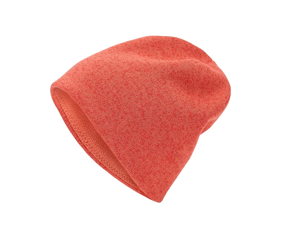 Orangefarbene Strickmütze auf weißem Hintergrund.