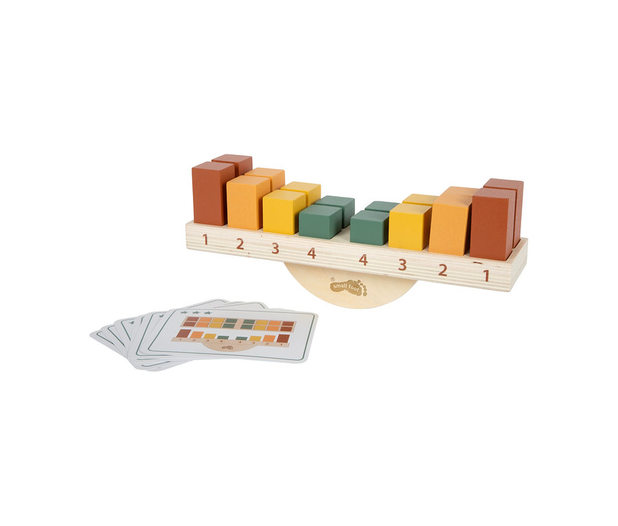 Ein small foot Montessori-Bundle 2 Holz-Balance-Spielzeug mit farbigen Blöcken und Karten. Die Waage hat nummerierte Schlitze 1-4 auf jeder Seite, die braune, orangefarbene, gelbe und grüne Blöcke in einer ausgewogenen Anordnung halten. Ein Stapel Musterkarten liegt daneben.