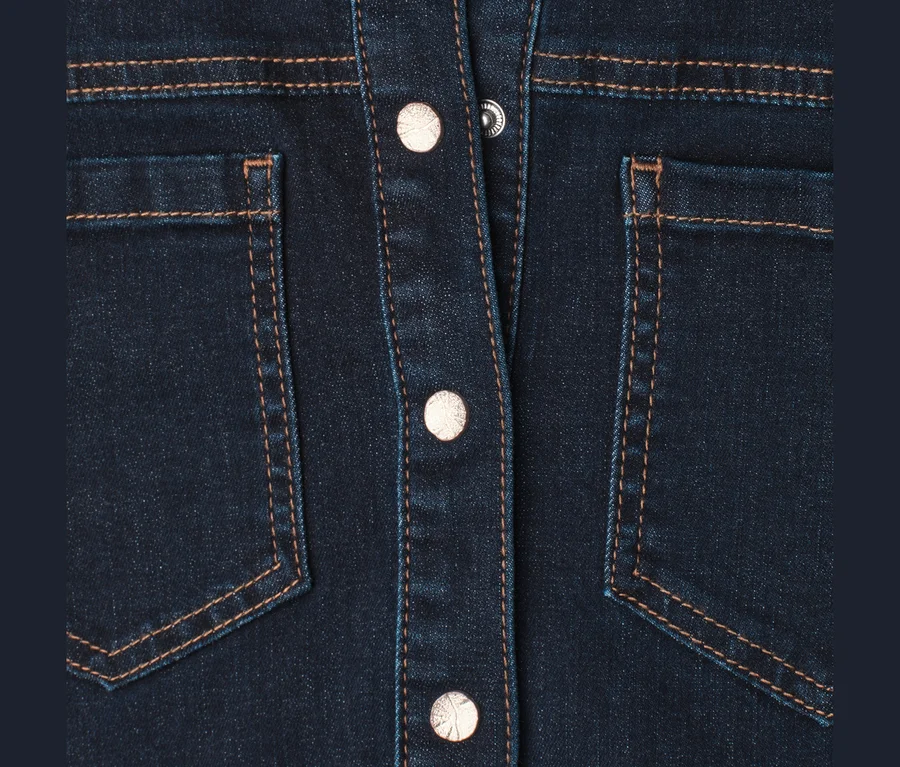 Nahaufnahme eines dunkelblauen Street One Kleides aus Denim, das eine Knopfleiste mit silbernen Knöpfen und zwei Brusttaschen mit orangefarbenen Kontrastnähten zeigt.