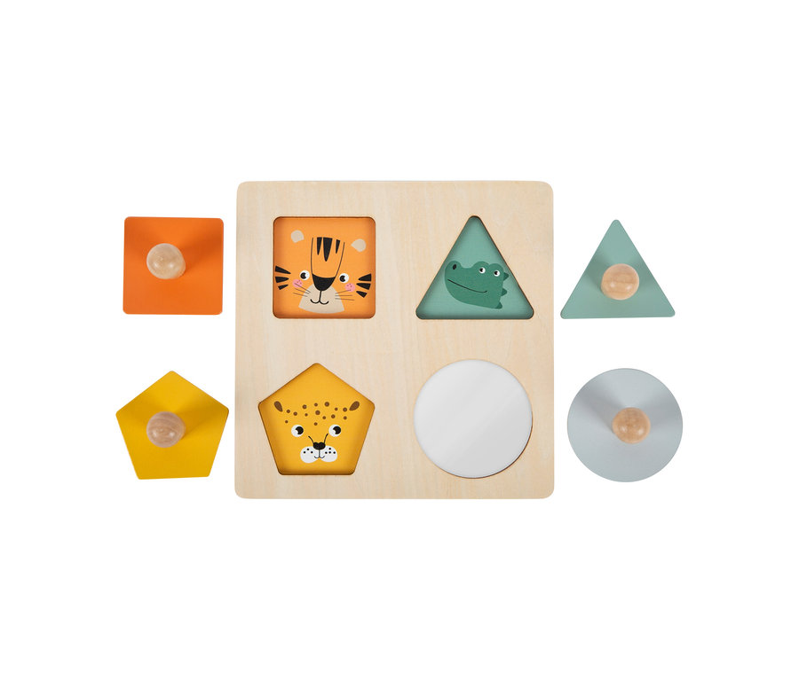 small foot Montessori-Bundle 3: Holz-Steckpuzzle mit hellem Brett. Es enthält ein orangefarbenes Tiger-Quadrat, ein türkisfarbenes Krokodil-Dreieck und ein gelbes Leoparden-Fünfeck. Vier weitere farbige Formen mit Holzknöpfen liegen daneben.