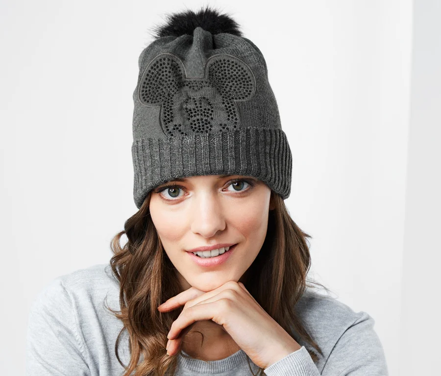 Frau trägt eine graue Strickmütze »Disney«.
