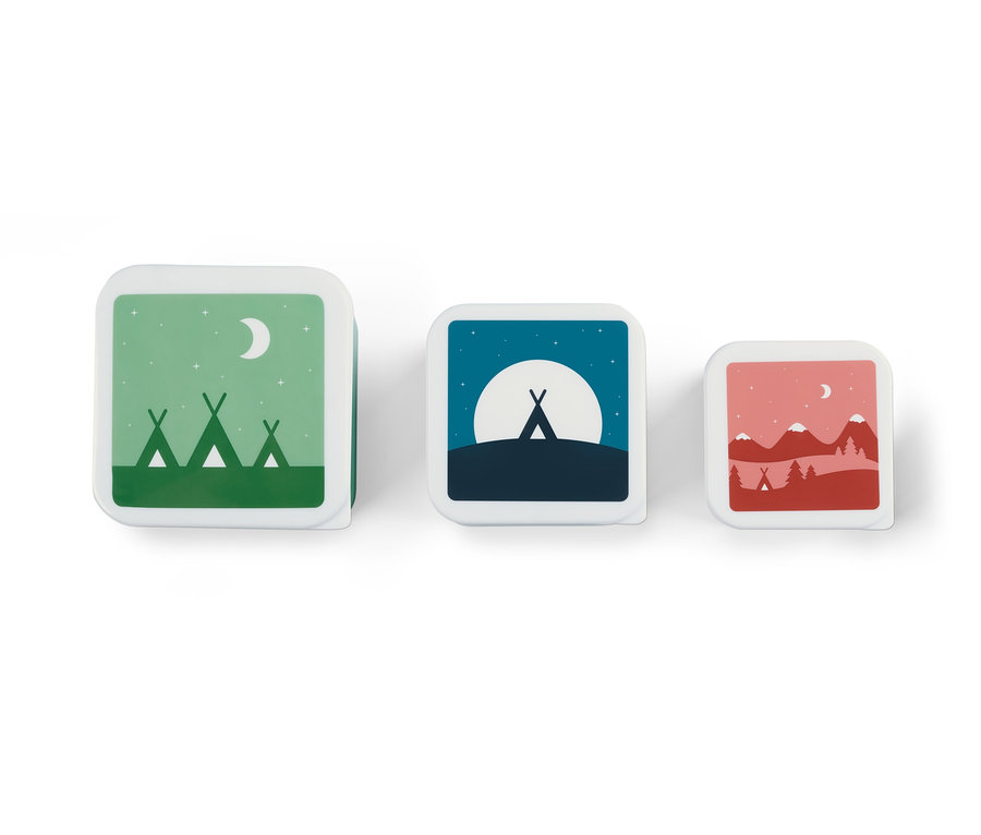 Drei Brotdosen mit verschiedenen Motiven: Grün mit Tipis, blau mit Mond und rot mit Bergen.
