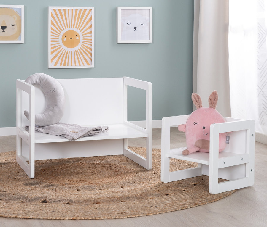 Weißes roba 3-in-1-Kindersitzgruppe mit Mondkissen und Decke auf rundem Jute-Teppich.