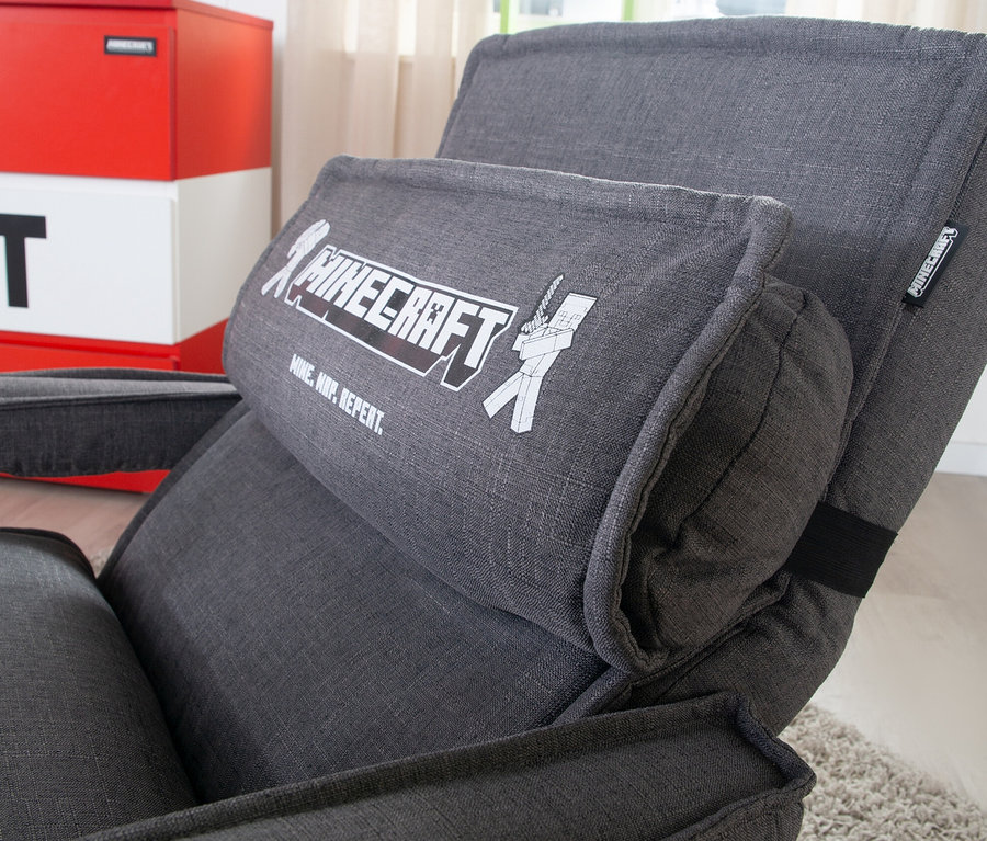 Detailaufnahme eines grauen roba Minecraft Loungesessels mit Beinen und Armlehne.