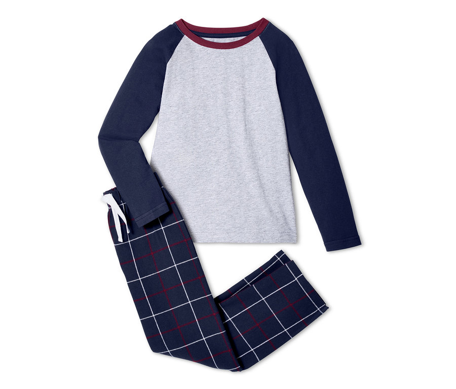 Grauer Pyjama mit marineblauen Ärmeln und karierte Hose.