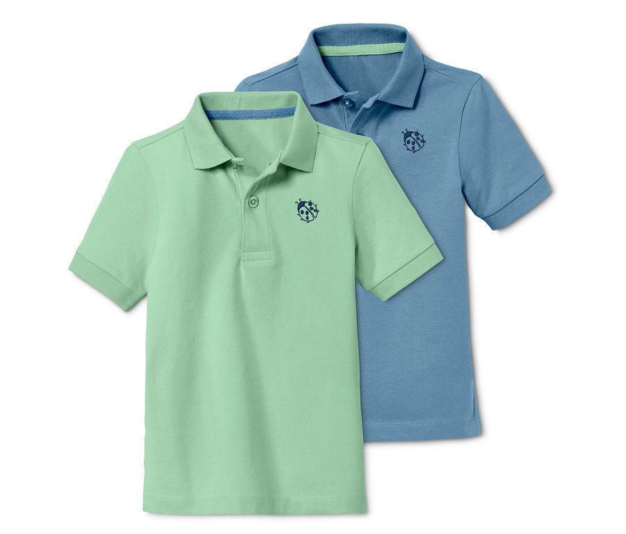 Zwei Jersey-Poloshirts, ein hellgrünes und ein blaues, beide mit kurzen Ärmeln und einem Marienkäfer-Logo.