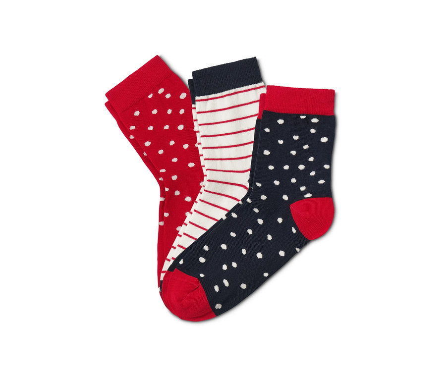 Drei Paar Socken: rot mit Punkten, weiß mit roten Streifen und dunkelblau mit Punkten.