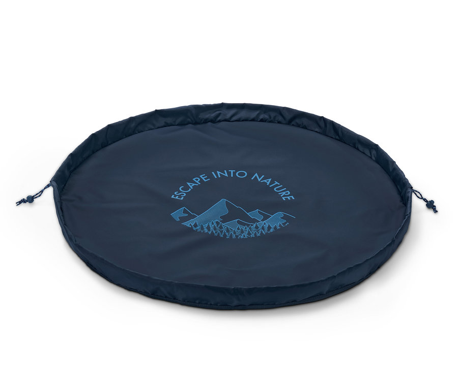 Blaue 2-in-1: Umzieh-Unterlage und Nasssack mit Bergmotiv und dem Text "Escape Into Nature".