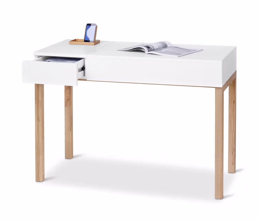 Weißer Schreibtisch mit Holzbeinen, offener Schublade, Telefon und Zeitschrift.