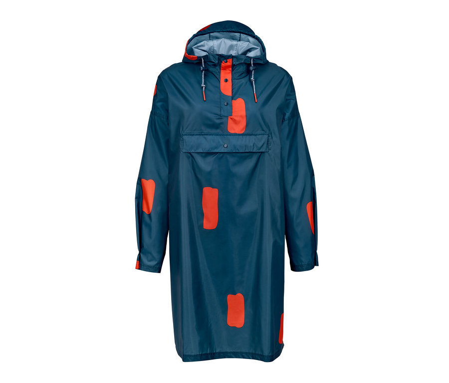 Blauer Regenponcho mit orangefarbenen Rechtecken und Ärmeln.