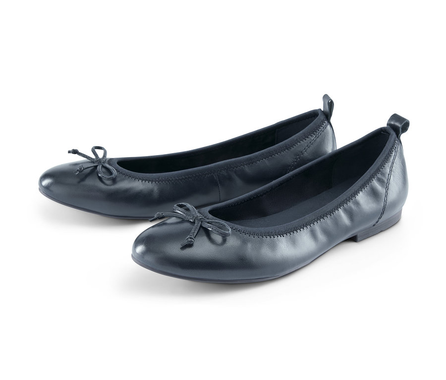 Zwei dunkelblaue Leder-Ballerinas.