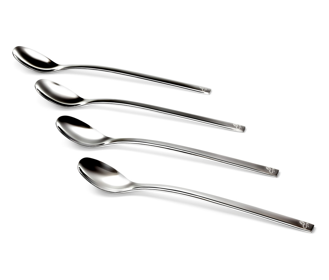 Vier Latte Macchiato Löffel, 4er Set, liegen diagonal auf einem weißen Hintergrund.