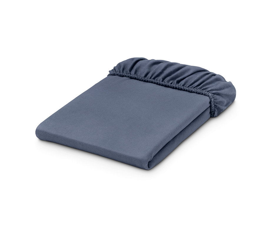 Zusammengelegtes blaues Biber-Spannbettlaken.