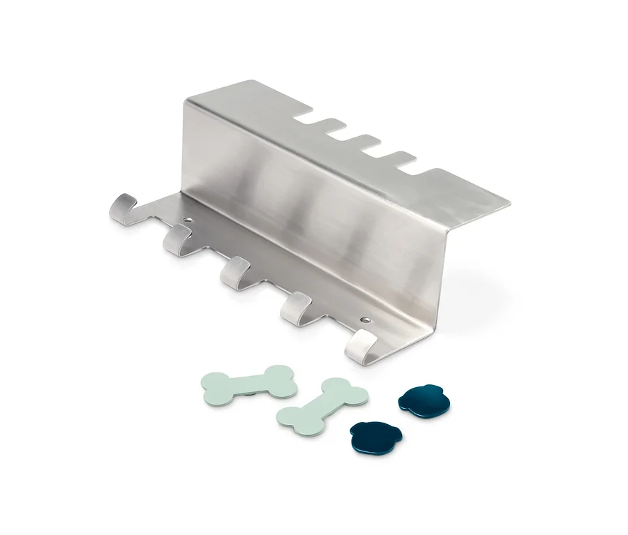 Metallene Tier-Garderobe mit Haken und Dekorationen.
