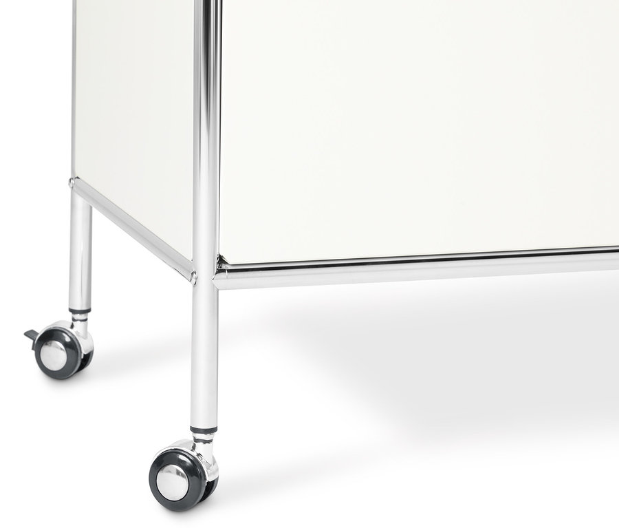 Detailansicht eines weißen Metallmöbels mit Rollenergänzungs-Set Metall »CN3«.