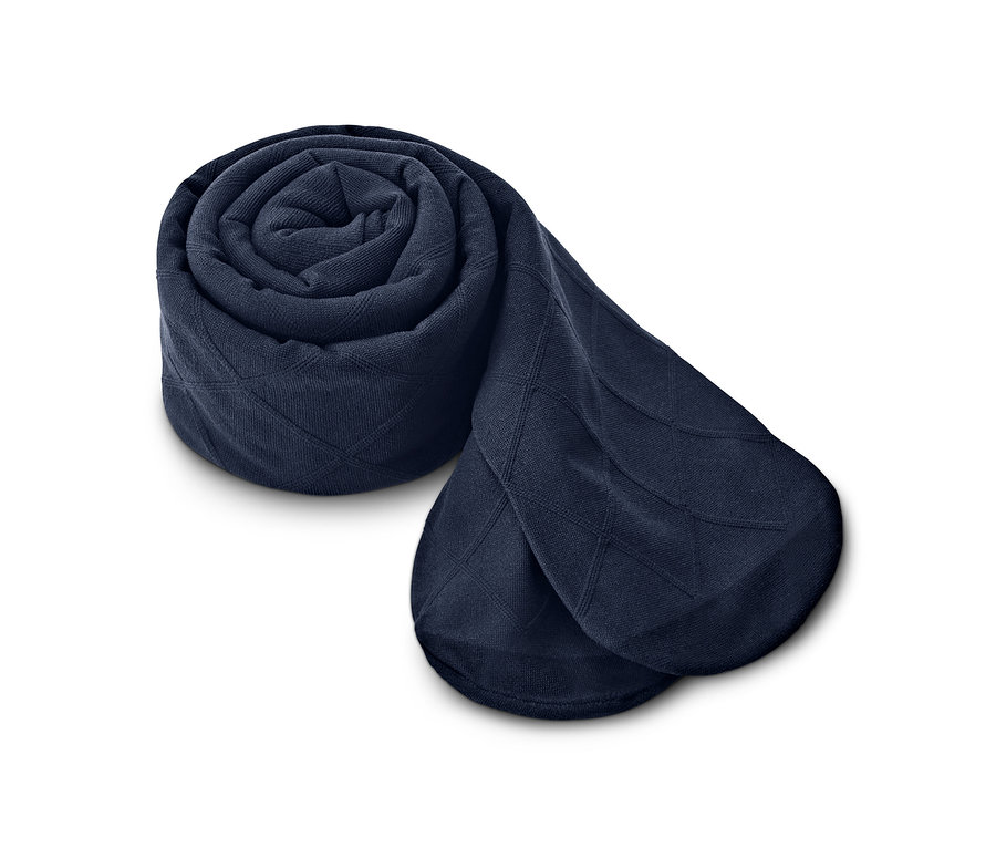 Eine zusammengerollte Feinstrumpfhose mit Karo-Struktur auf einem weißen Hintergrund.