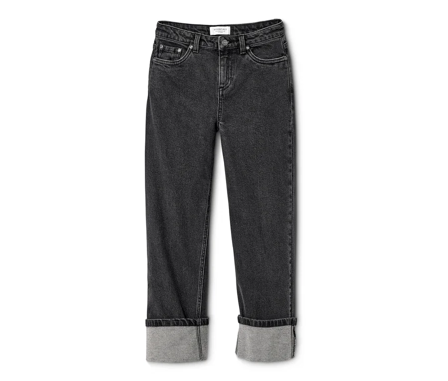 Eine schwarze Bootcut-Jeans auf weißem Hintergrund.