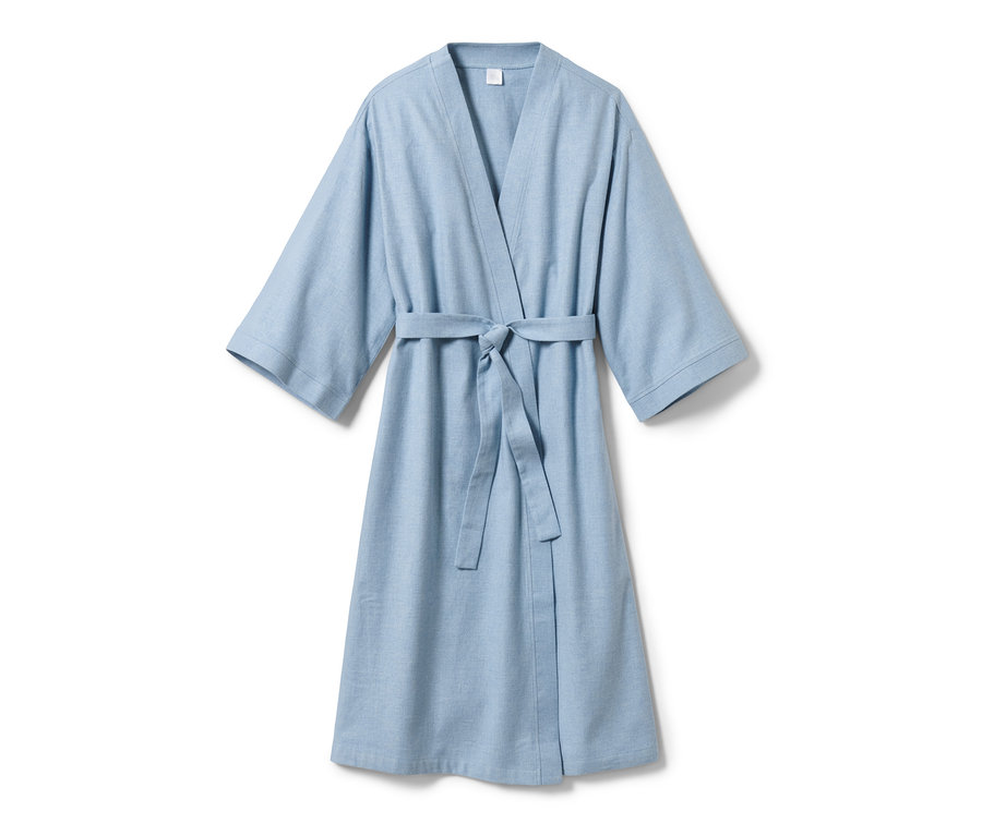 Hellblauer Flanell-Morgenmantel mit Gürtel.