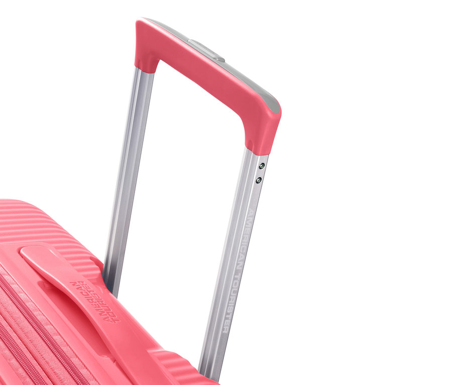 Detailaufnahme eines sun kissed coral farbenen American Tourister Hartschalen-Koffers »Soundbox« Spinner mit ausziehbarem Griff.