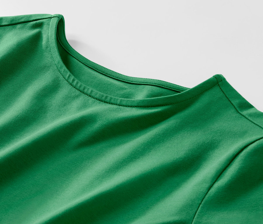 Detailansicht eines grünen Langarmshirts.