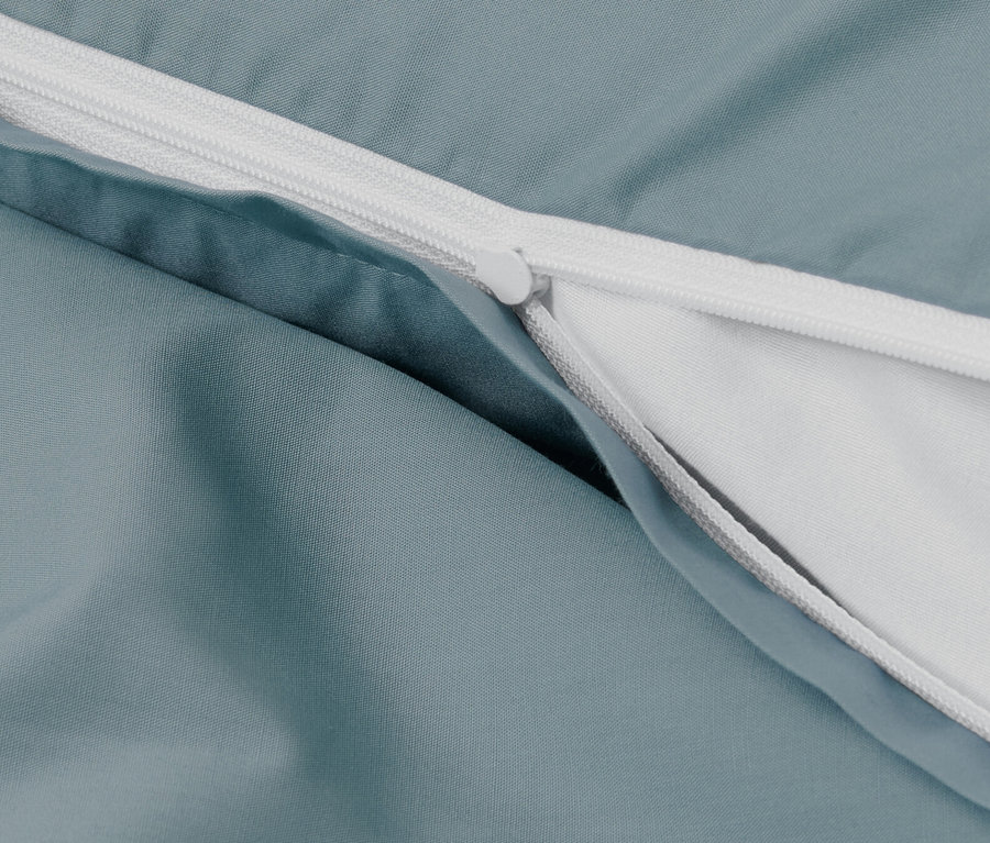 Detailansicht von blauer Perkal-Bettwäsche mit Reißverschluss.