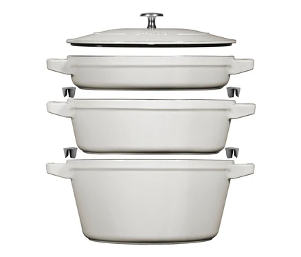 Ein weißes STAUB Kochtopf-Set »La Cocotte«, 3-teilig, ist gestapelt.