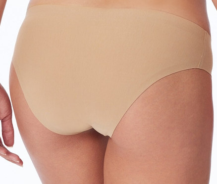 Rückansicht einer Person, die einen beigefarbenen SCHIESSER invisible Rio-Slip mit Baumwolle trägt.