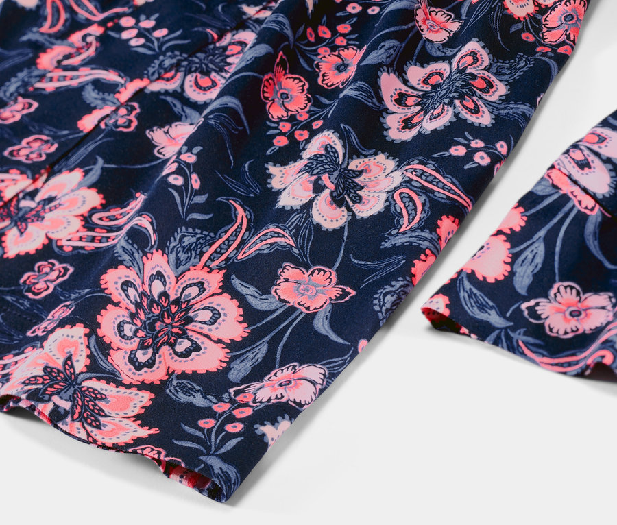 Detailansicht eines Web-Morgenmantels mit Blumenmuster.