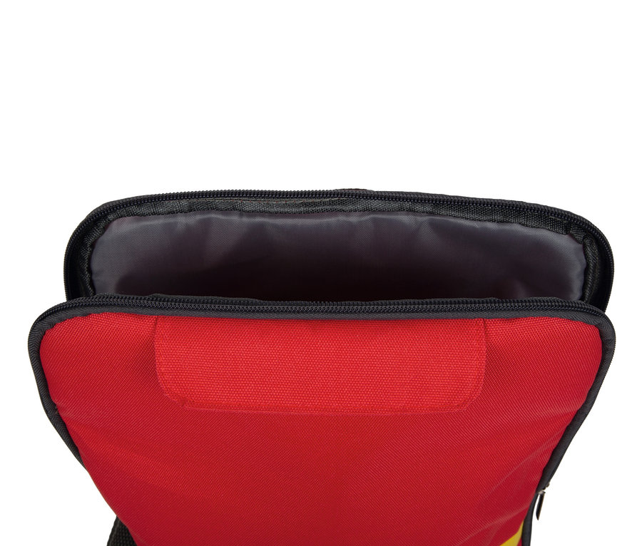 Detailaufnahme eines geöffneten roten small foot Feuerwehrrucksacks.