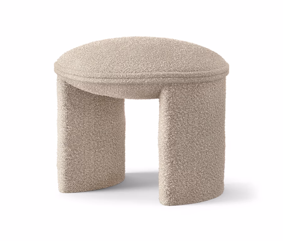 Ein beiger, gepolsterter Hocker auf einem weißen Hintergrund.
