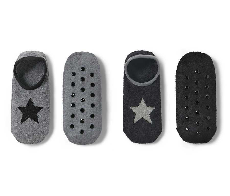Zwei Paar Hausschuhsocken: Grau mit schwarzem Stern und Antirutschsohle und Schwarz mit silbernem Stern und Antirutschsohle.