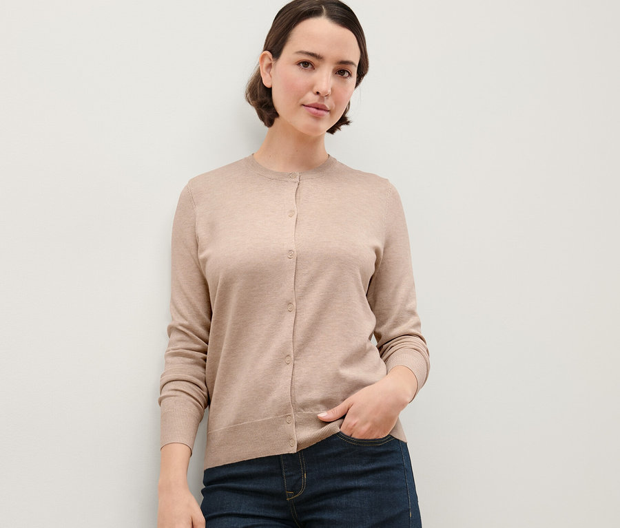Frau posiert in Feinstrick-Cardigan.
