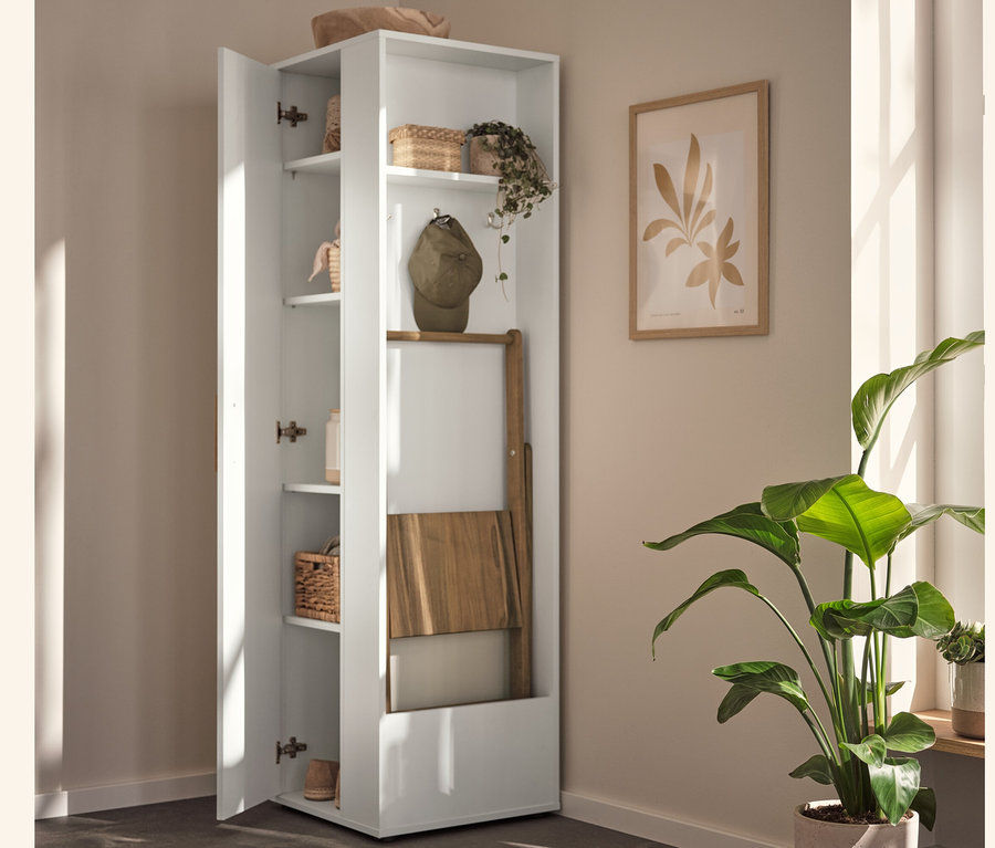 Offener Universalschrank mit seitlichem Stauraum, in dem eine Trittleiter aus Massivholz steht.