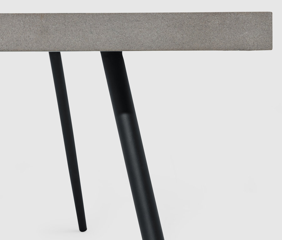 Detailansicht eines Couchtisches mit Polyzement-Tischplatte und schwarzen Beinen.