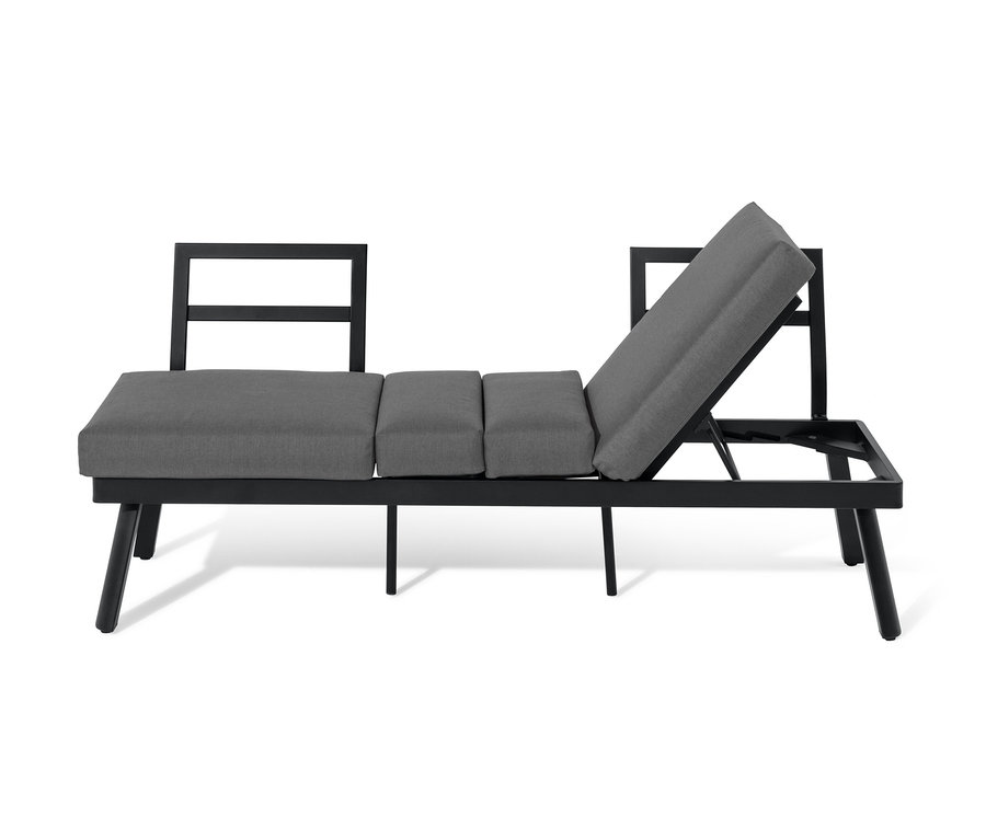 Eine 2-in-1-Sofa-Liege mit hochklappbarem Mitteltisch in Liegeposition.