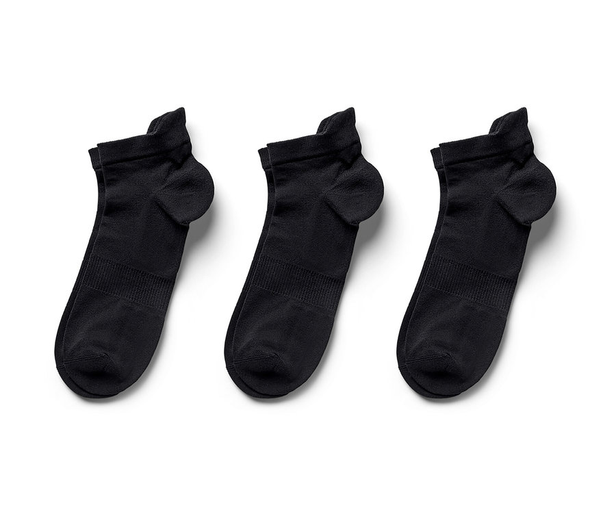 Drei Paar schwarze Funktions-Sportsocken.